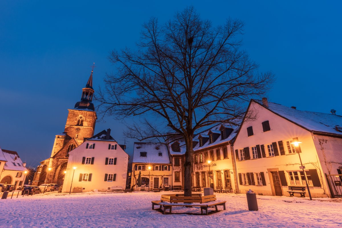 Blaue Stunde an der Stiftskirche in Saarbrücken - St. Arnual im Winter mit Schnee
