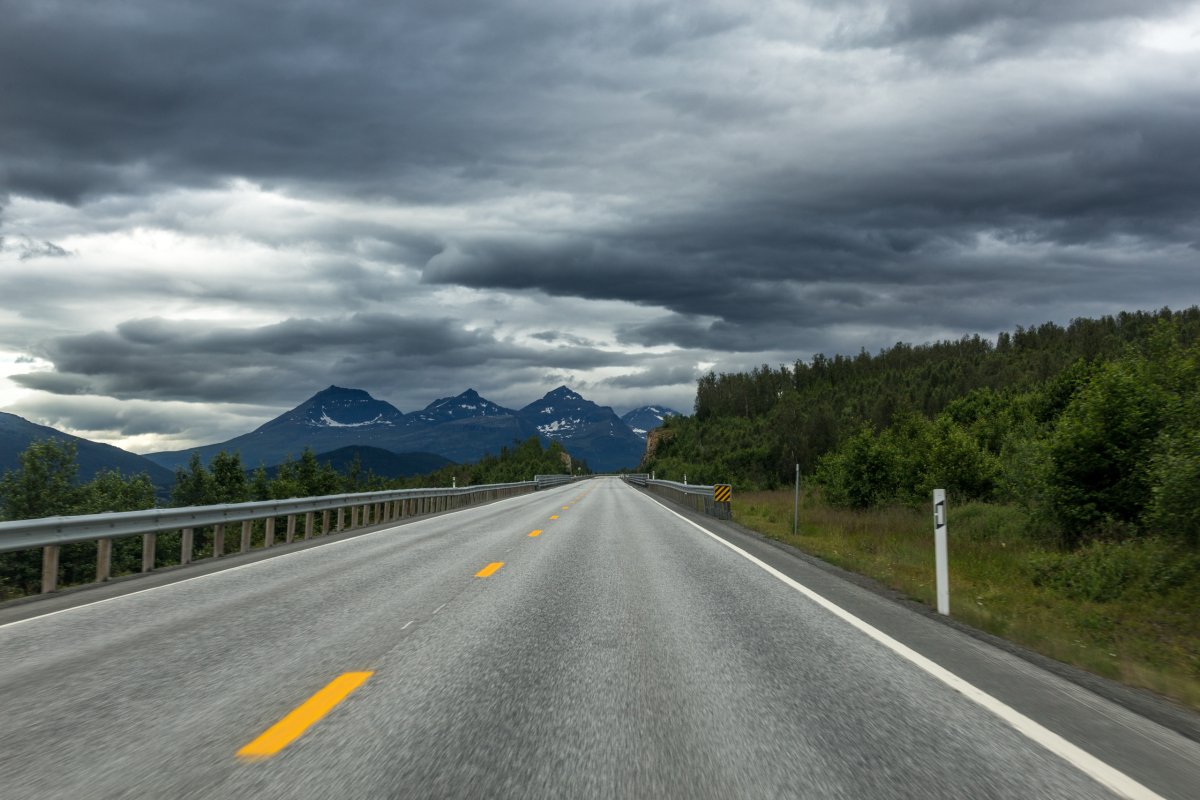 Straße nach Tromsø in Nordnorwegen