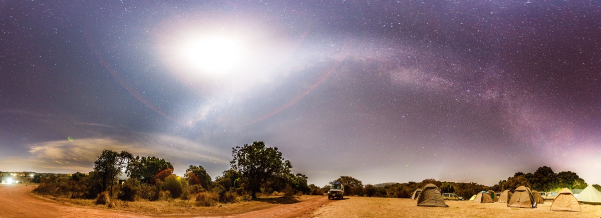 Milchstraße und Vollmond am Simba Campsite am Ngorongoro-Kraterrand