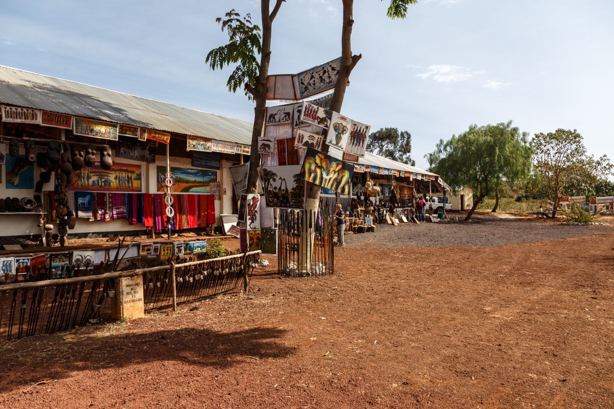 Typischer Souvenirshop an der Straße nach Arusha