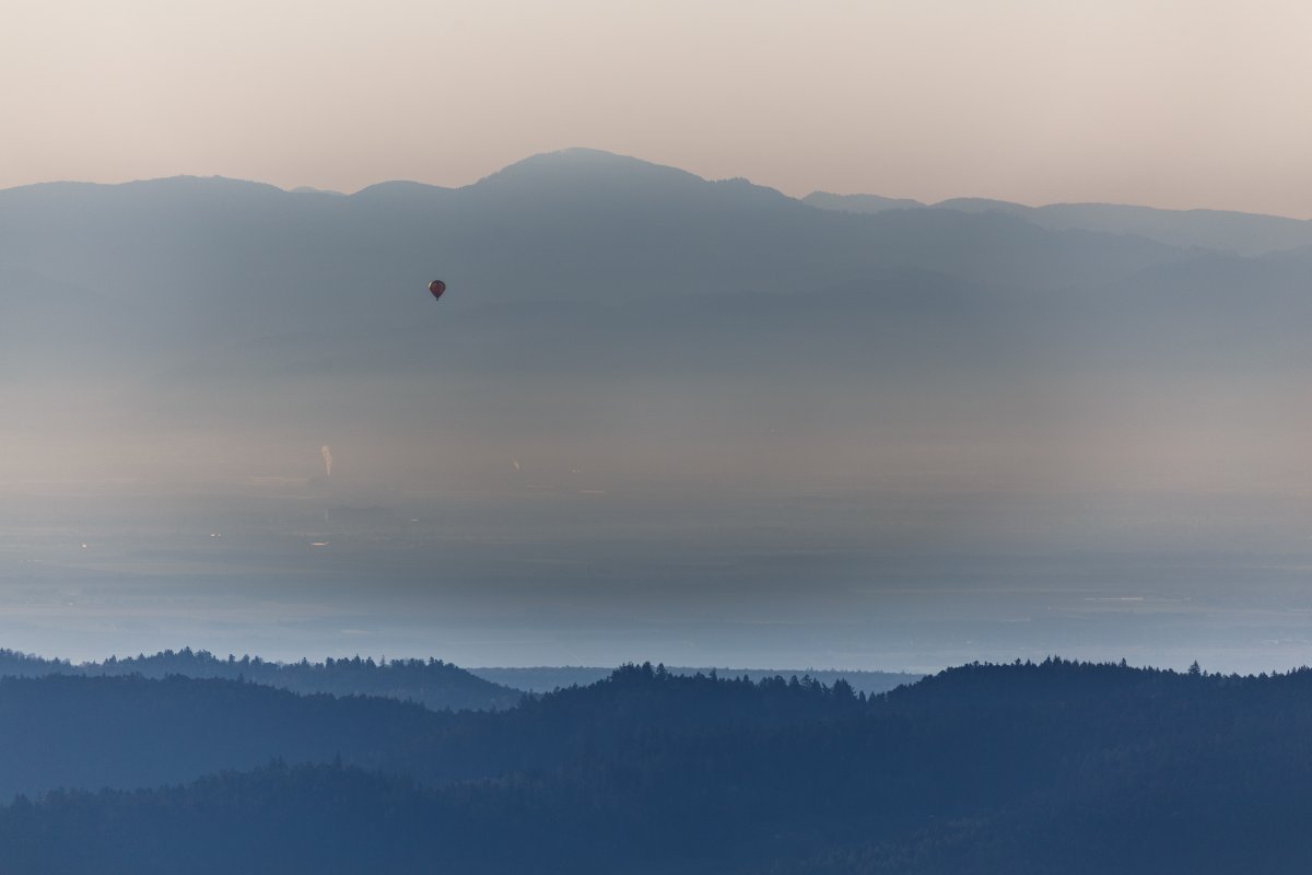 Sonnenaufgang mit Heißluftballon über dem Elsass