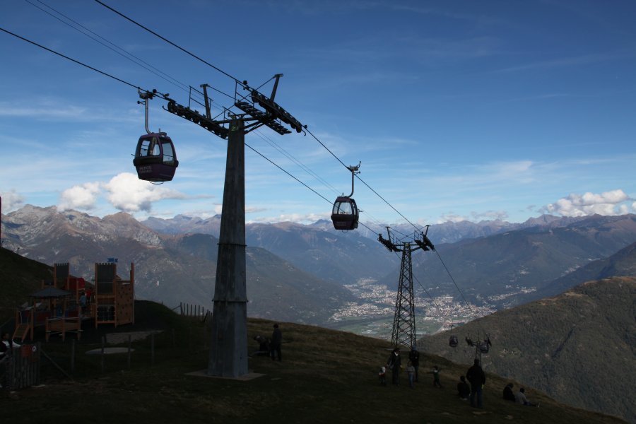 Italienische Seilbahnkunst in Rivera am Monte Tamaro