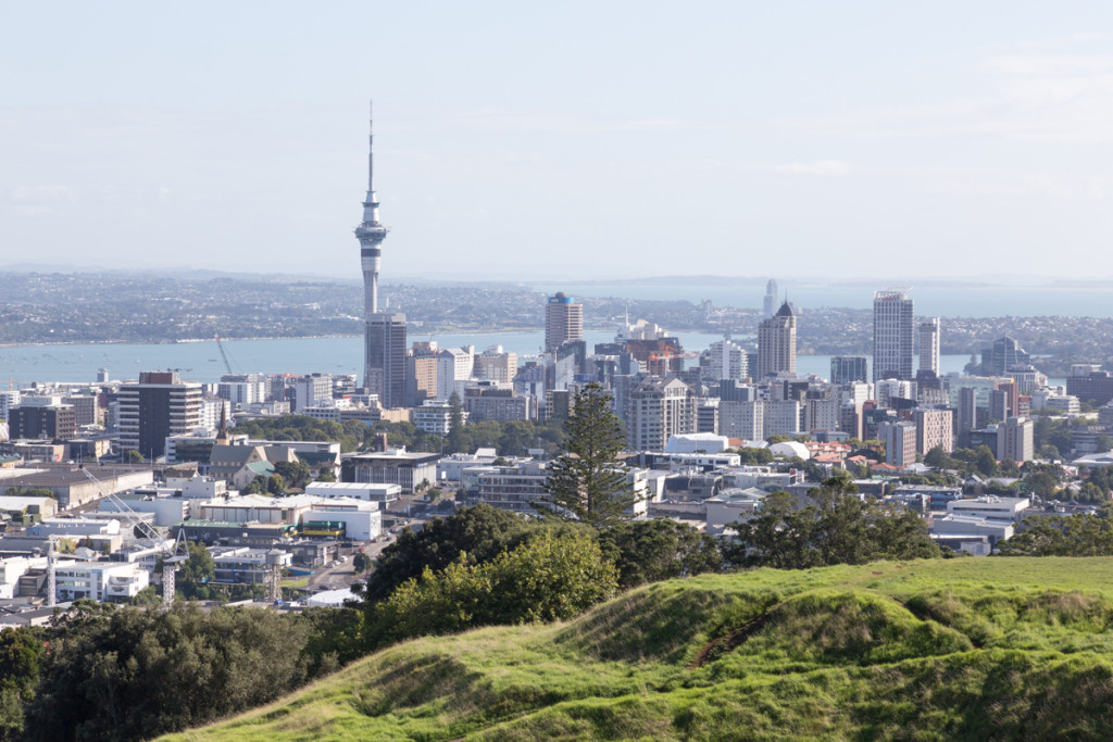 Ausblick vom Mount Eden auf die Skyline von Auckland