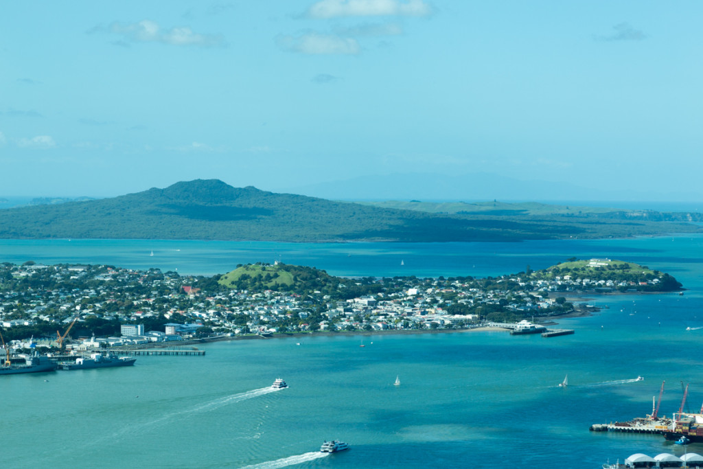 Aussicht vom Auckland Sky Tower auf den Hafen