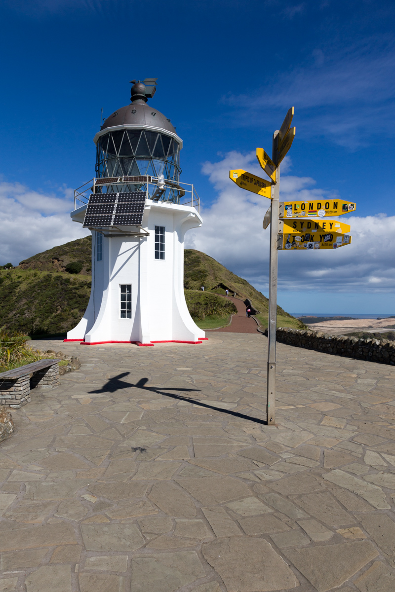 Leuchtturm und Wegweiser am Cape Reinga