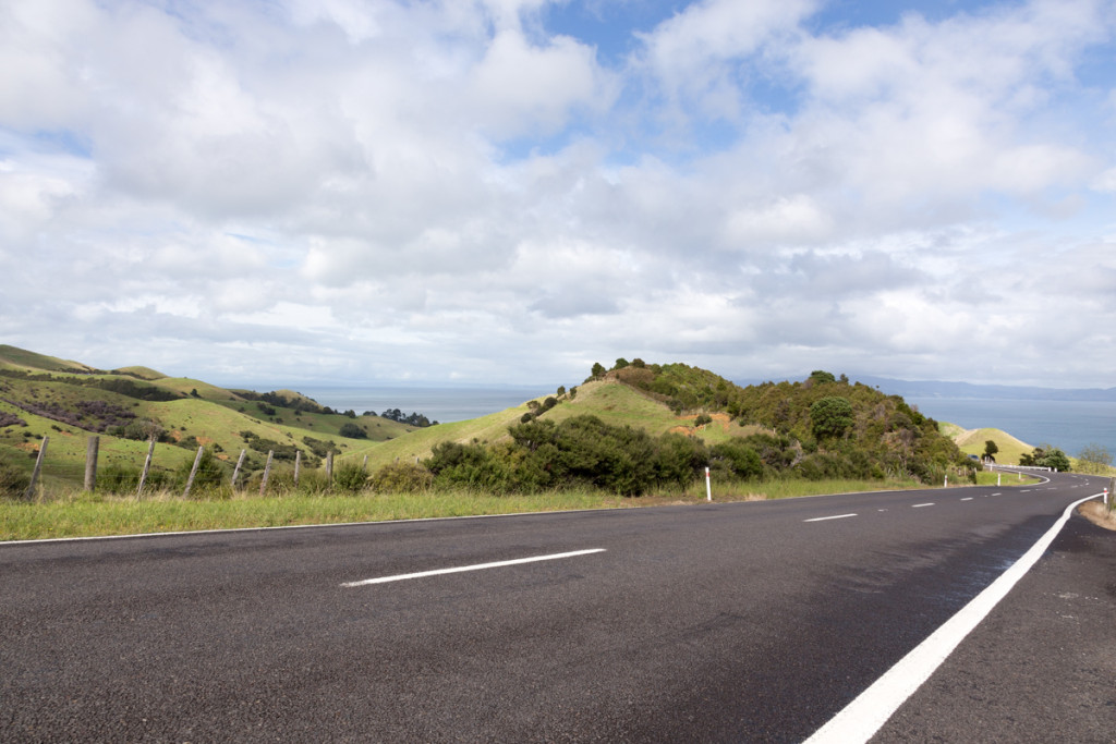 Landstraße auf der Coromandel-Halbinsel