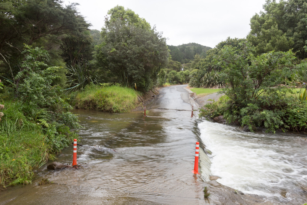 Überflutete Straße zum Campingplatz von Whangamata