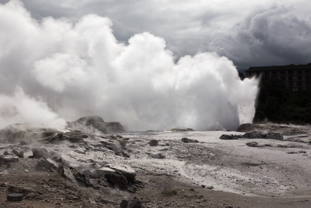 Der Pohutu-Geysir in Rotorua schießt sein Wasser in die Höhe
