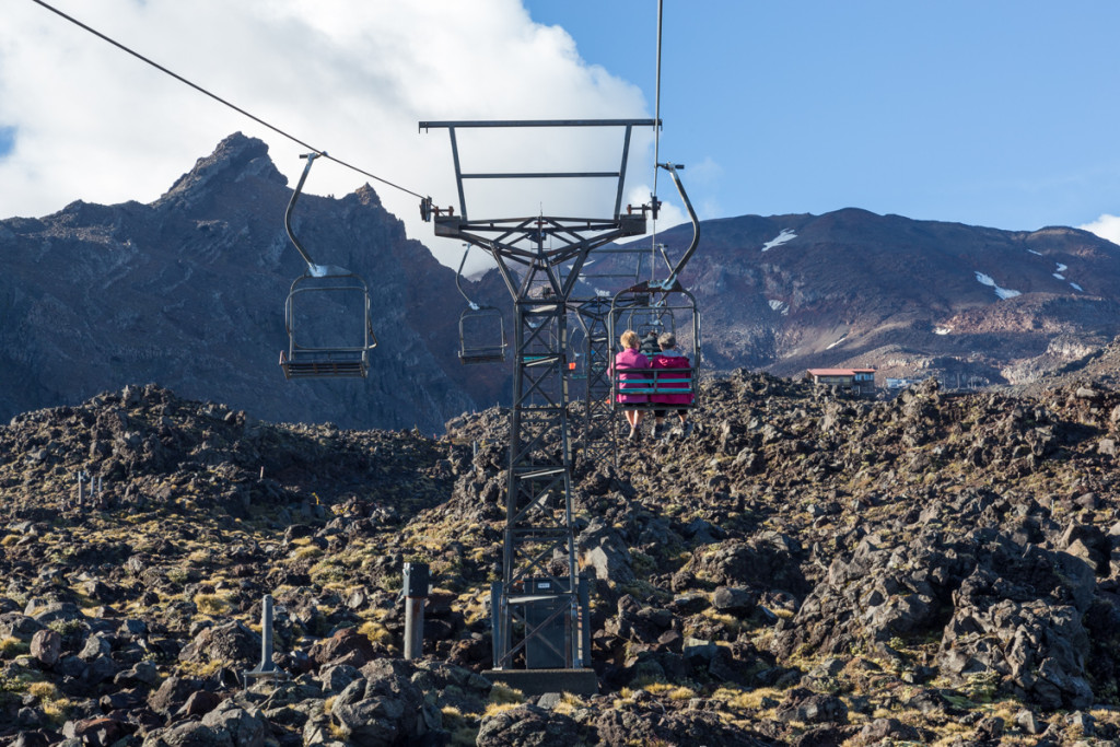 Mit der Sesselbahn Rockgardens geht es durchs Skigebiet von Whakapapa