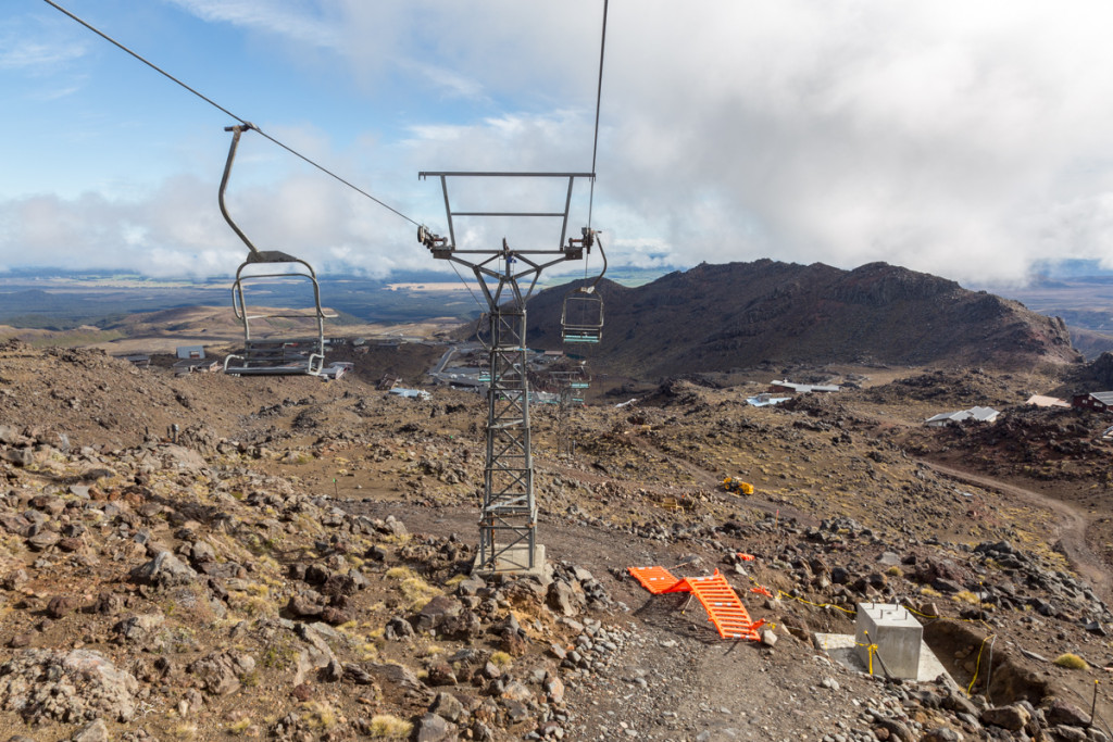 Mit der Sesselbahn Rockgardens geht es durchs Skigebiet von Whakapapa