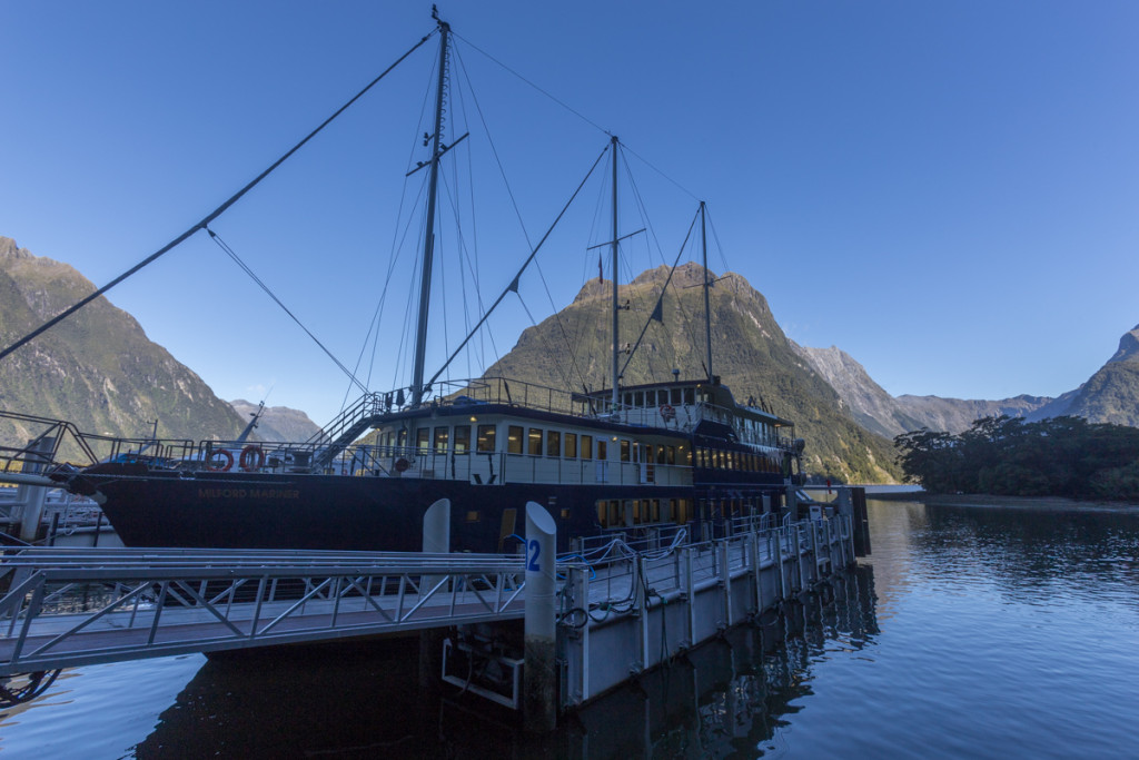 Segelschiff im Hafen von Milford Sound