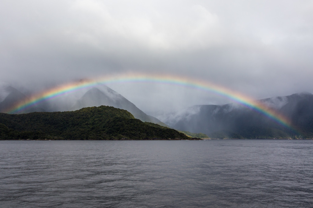 Regenbogen über dem Doubtful Sound