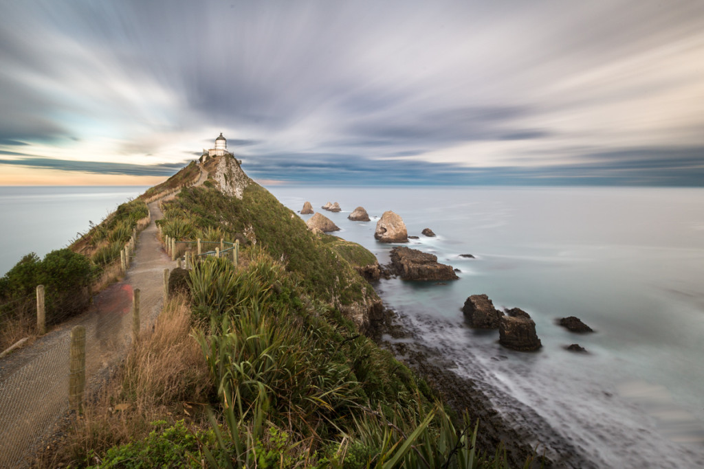 Vorüberziehende Wolken am Nugget Point Lighthouse