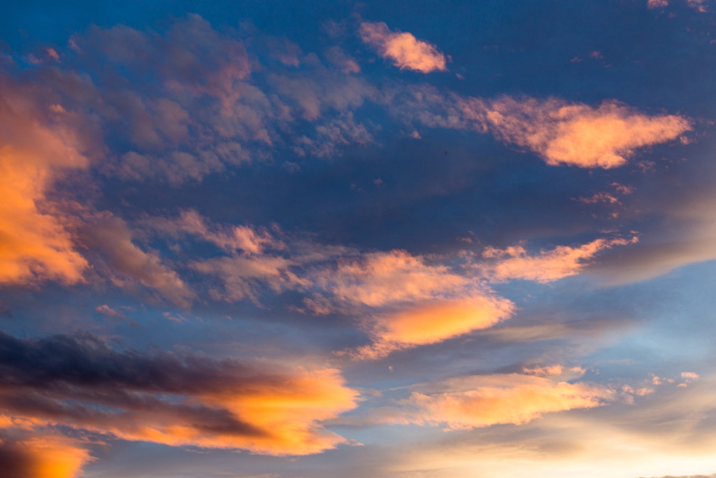 Farbenfrohe Wolken am Himmel über den Canterbury Plains
