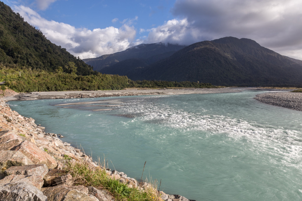 Fluss mit Gletscherwasser unweit von Franz Josef Glacier
