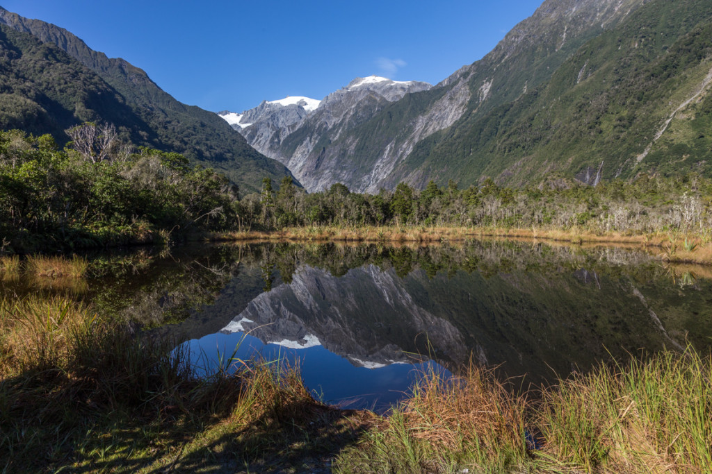 Die Berggipfel spiegeln sich im Peters Pool