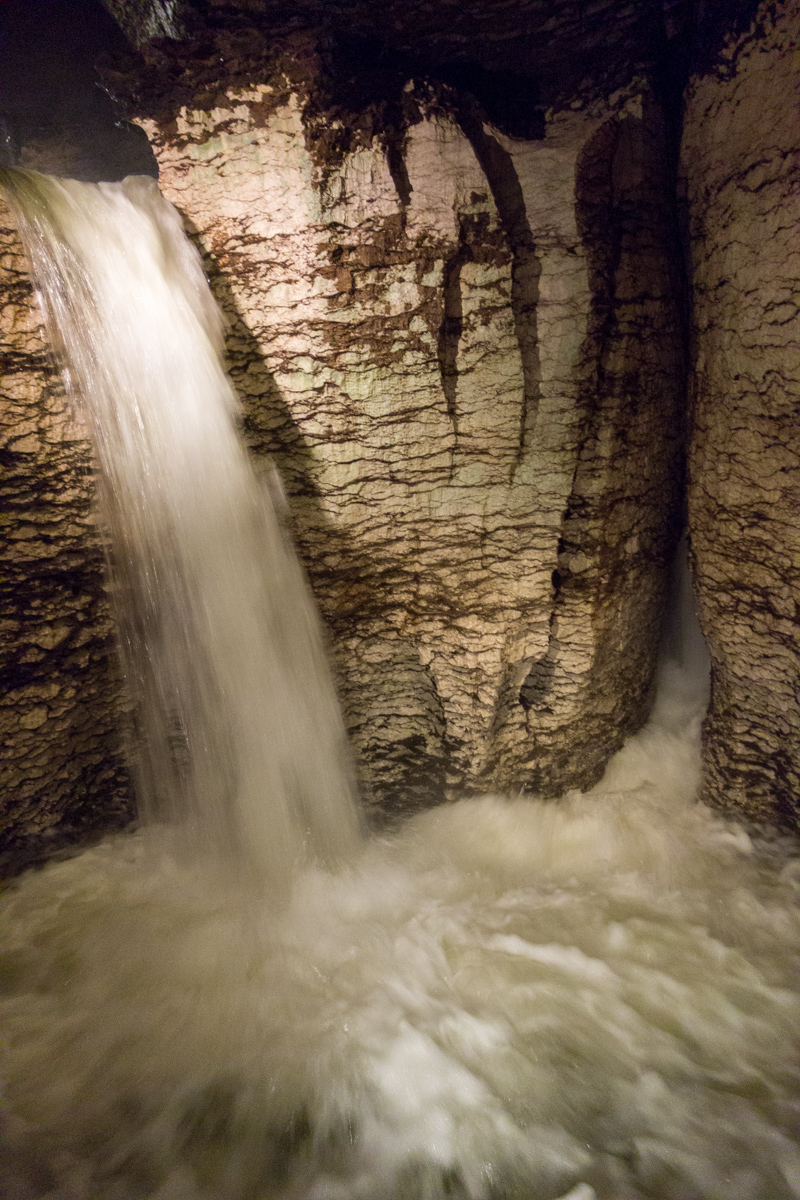 Rauschender Wasserfall in den Te Ana Au Caves