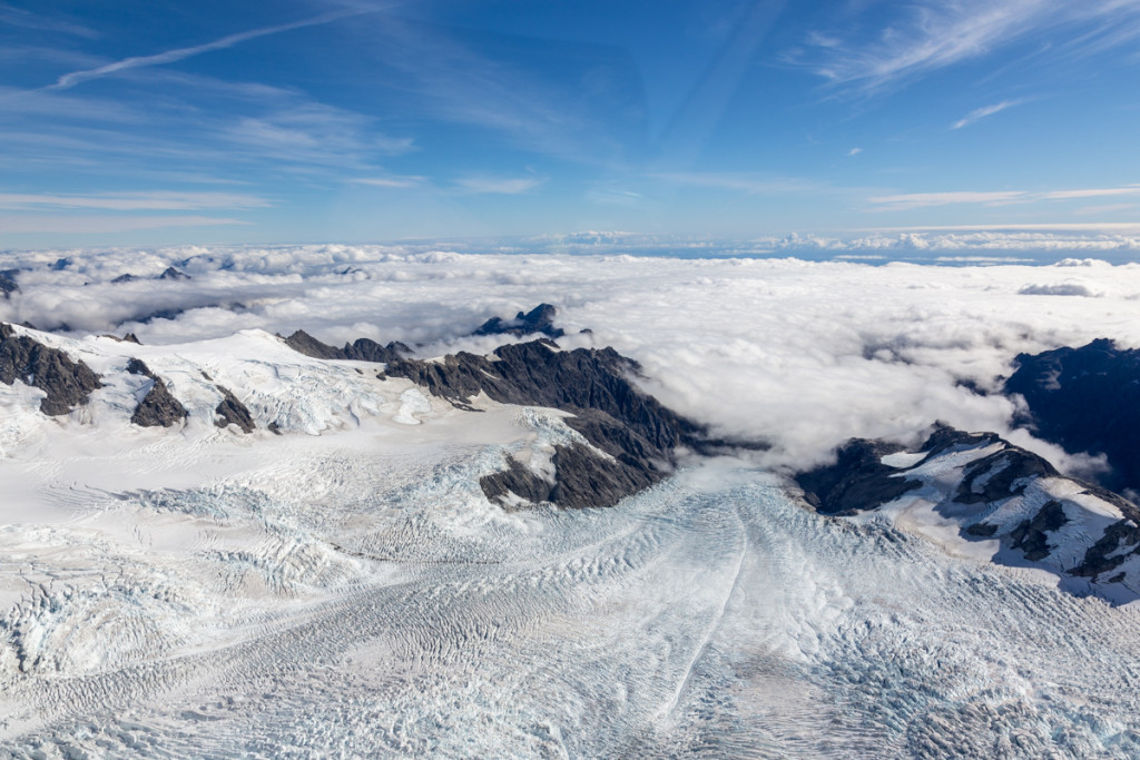 Gletscherplateau über der wolkenverhangenen Westküste