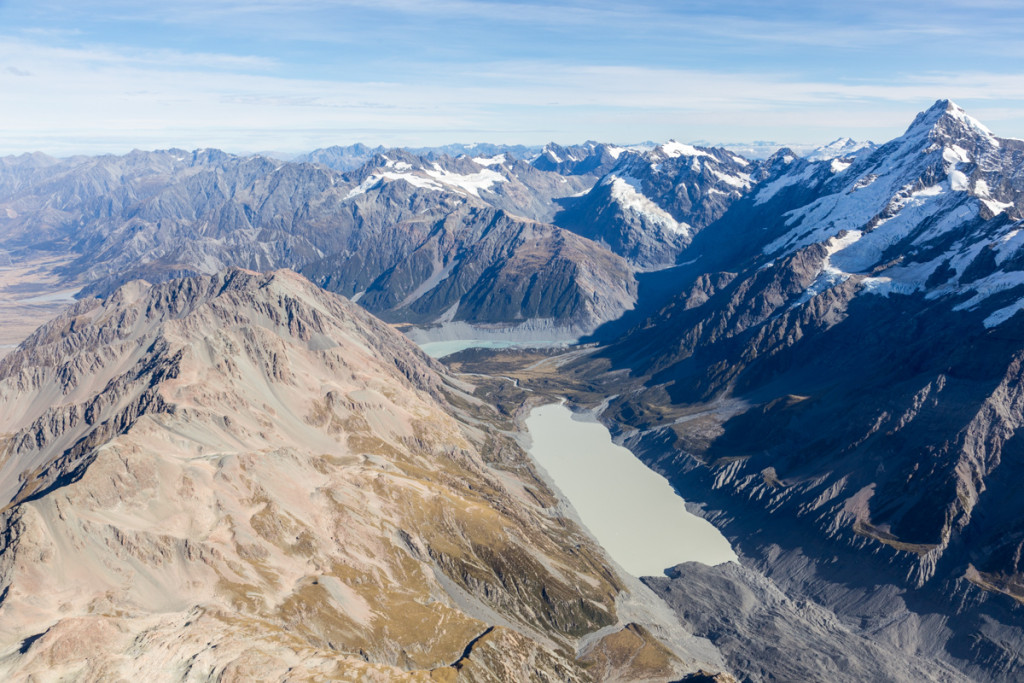 Hooker Valley mit Hooker Lake und dem Mount Cook Village im Tal