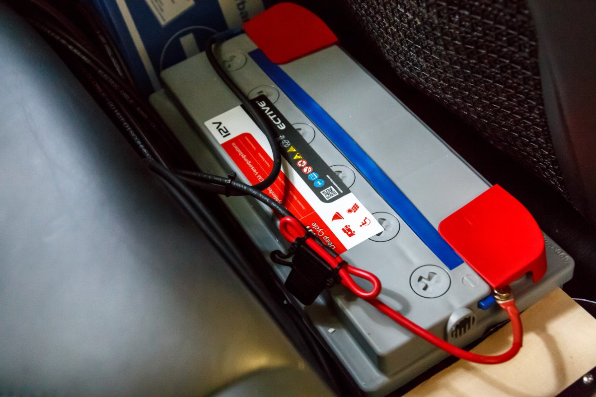 AGM-Solarbatterie mit Anschlüssen