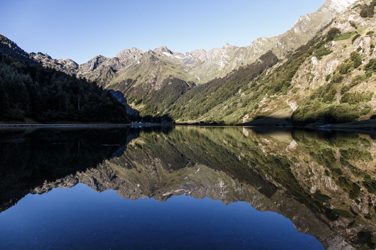 Sonnenaufgang und Spiegelung am Lac d'Estaing in den Pyrenäen