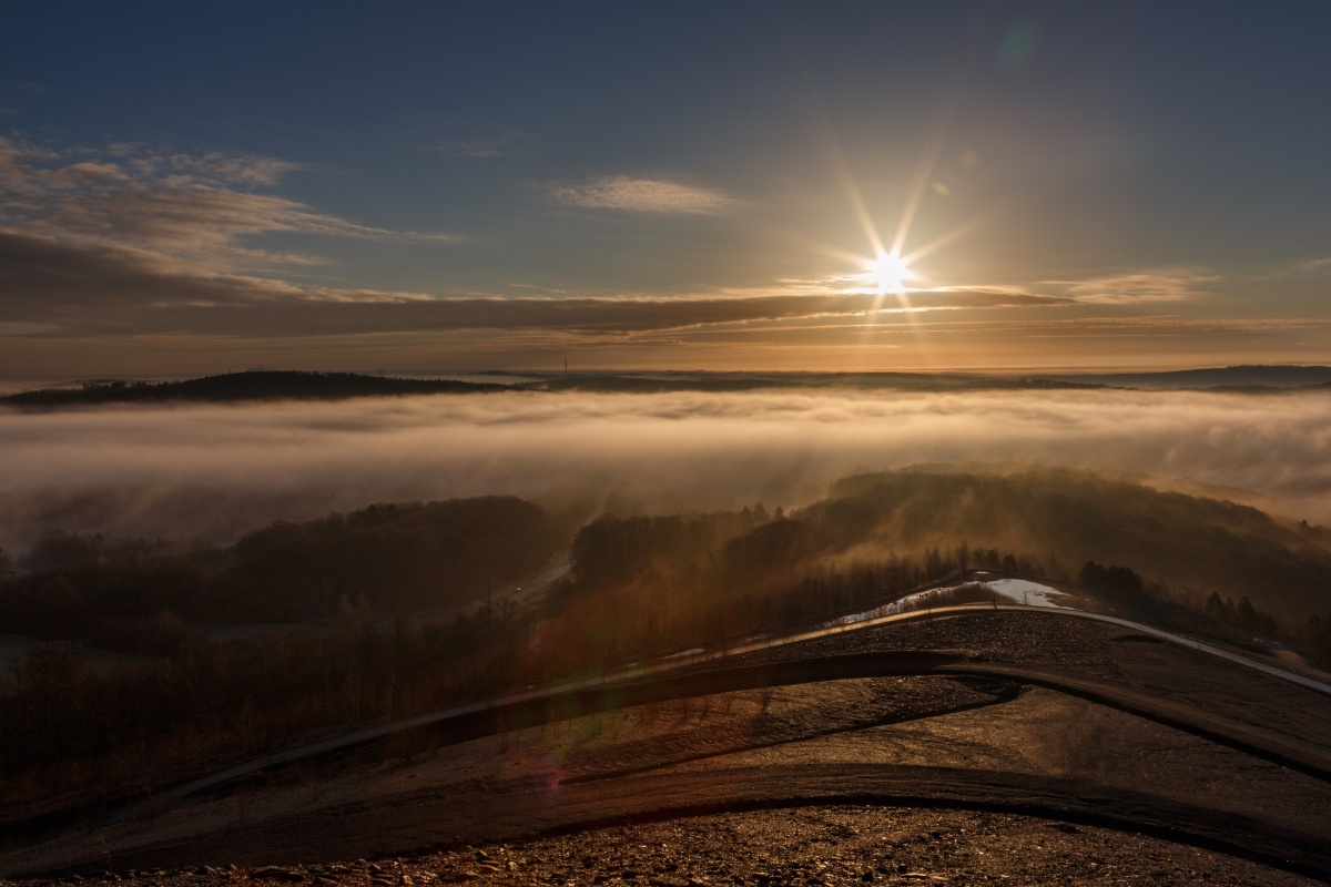 Sonnenaufgang an der Bergehalde Göttelborn im Saarland