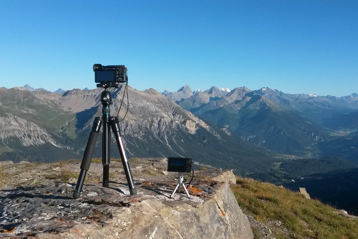 Reisestativ vor Bergkulisse in den Alpen