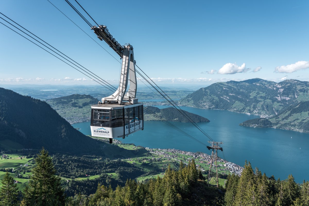 Seilbahn Beckenried - Klewenalp mit Vierwaldstättersee im Sommer